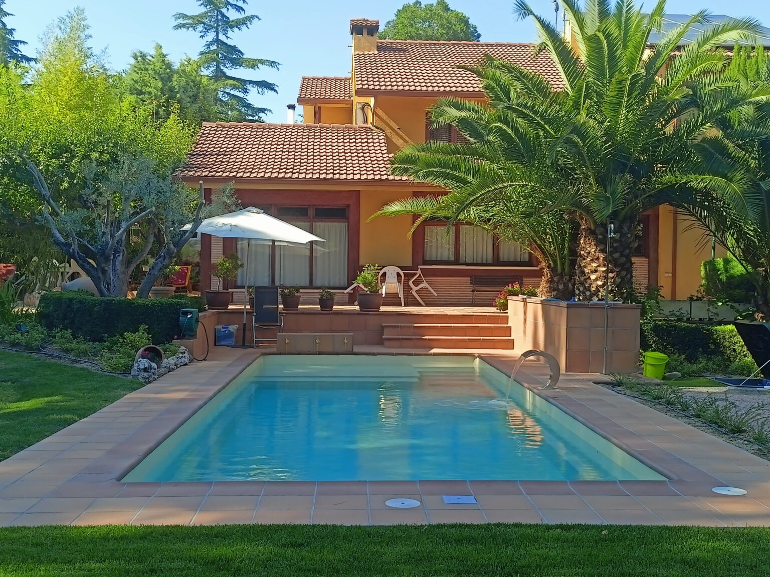 Construcción de piscina de hormigón personalizada en Paracuellos del Jarama con acabados premium