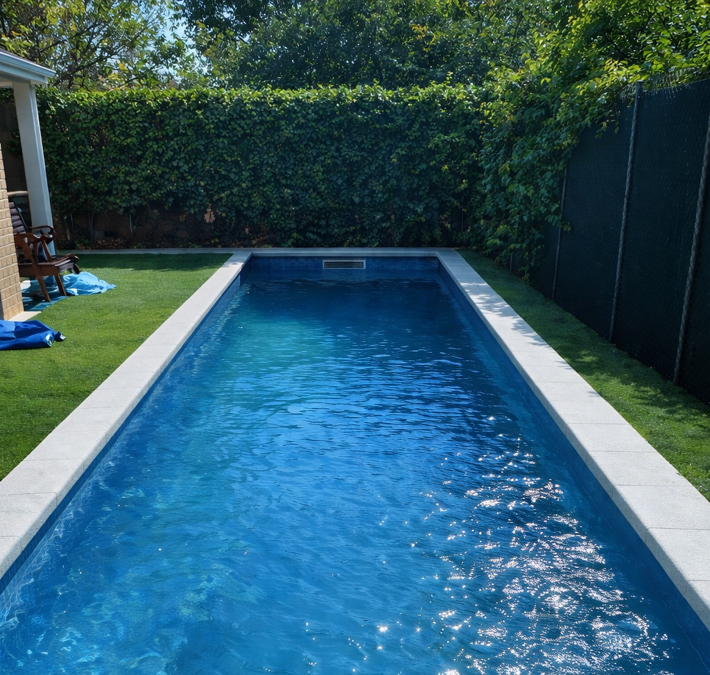 Operarios de Innova Pool realizando la colocación de vaso de piscina prefabricada en Alcobendas