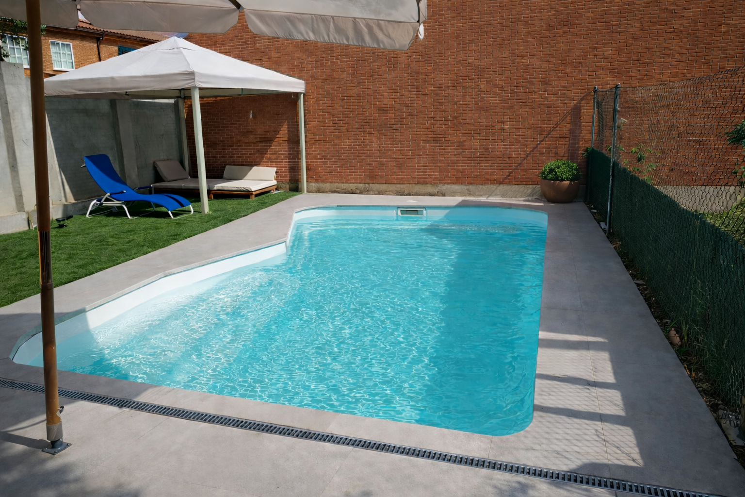 Antes y después de una reforma de piscina con sustitución de tuberías y revestimiento nuevo