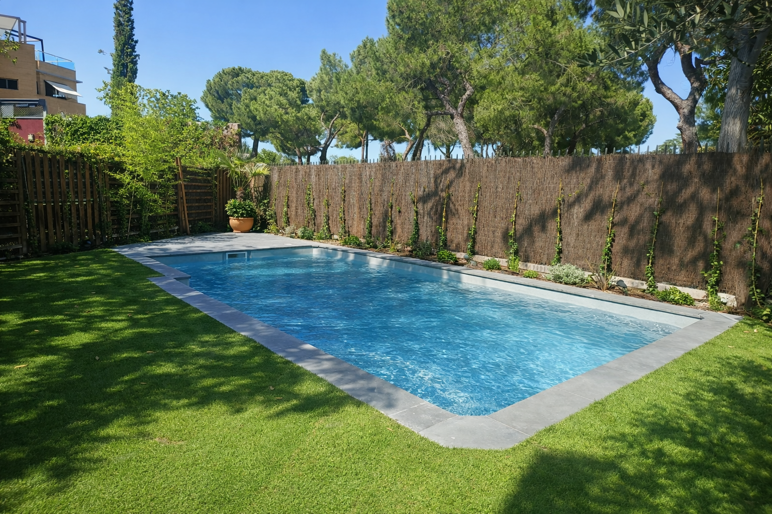 Reparación de piscina de hormigón con aplicación de productos impermeabilizantes técnicos
