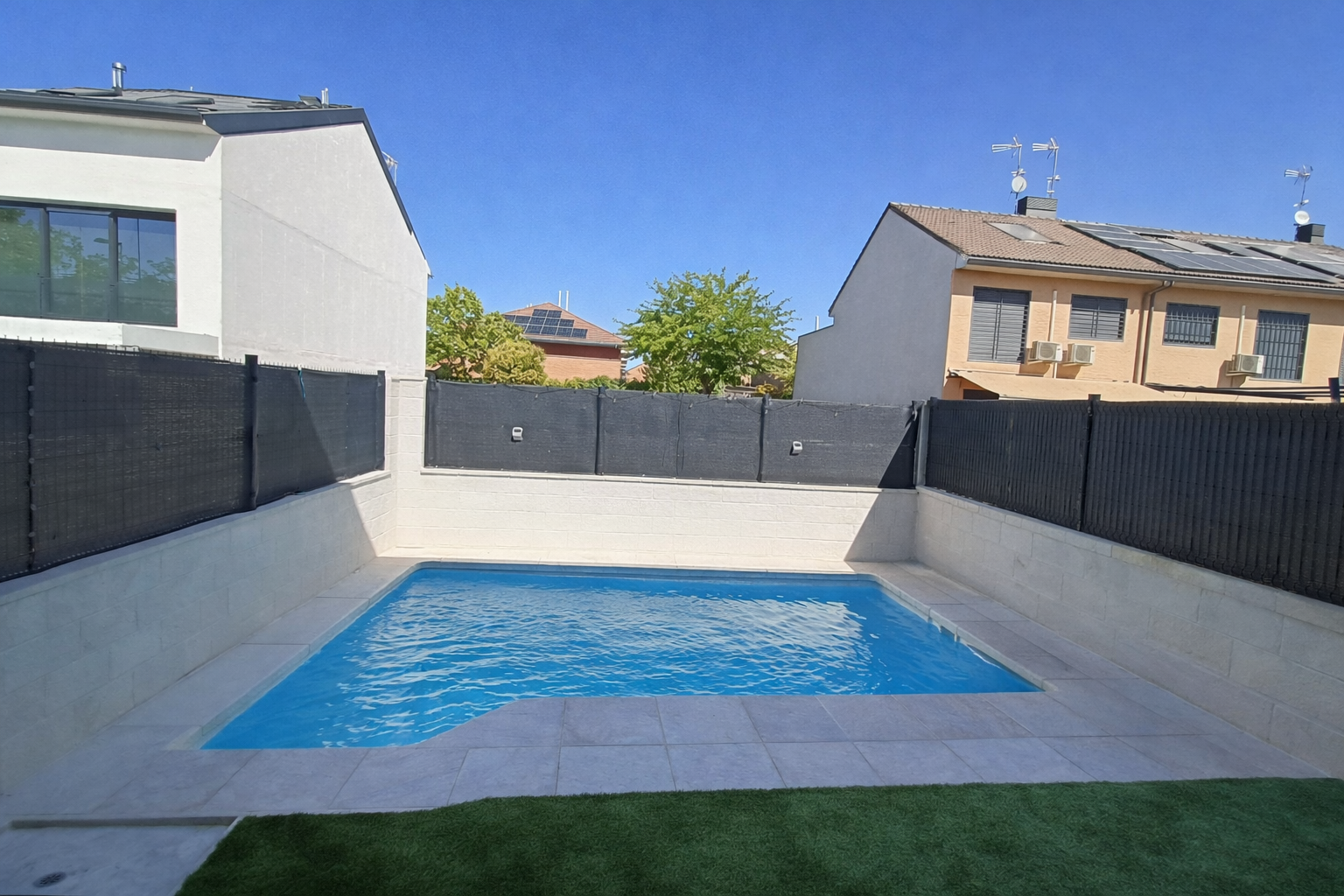 Mantenimiento de piscinas en Paracuellos con análisis de agua y ajuste de niveles químicos