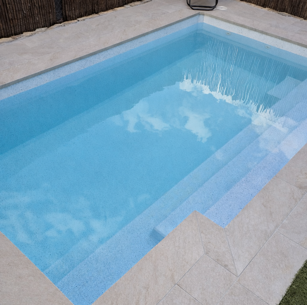 Instalación de sistemas de cloración salina y control de pH automático para piscinas